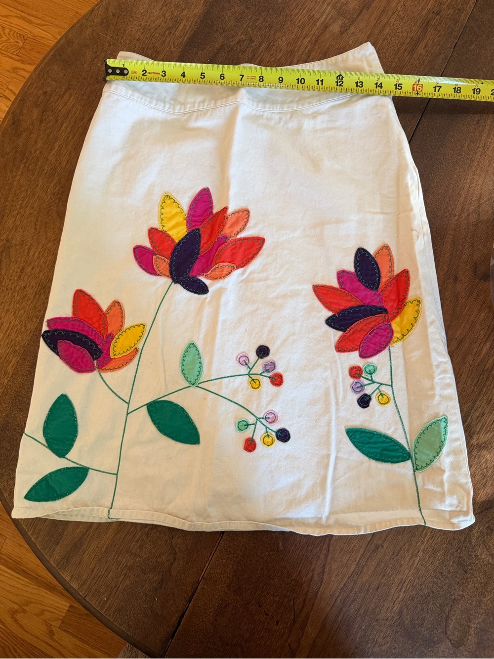 Boden White Skirt with Multicolor Floral Appliqué.  Size 6L